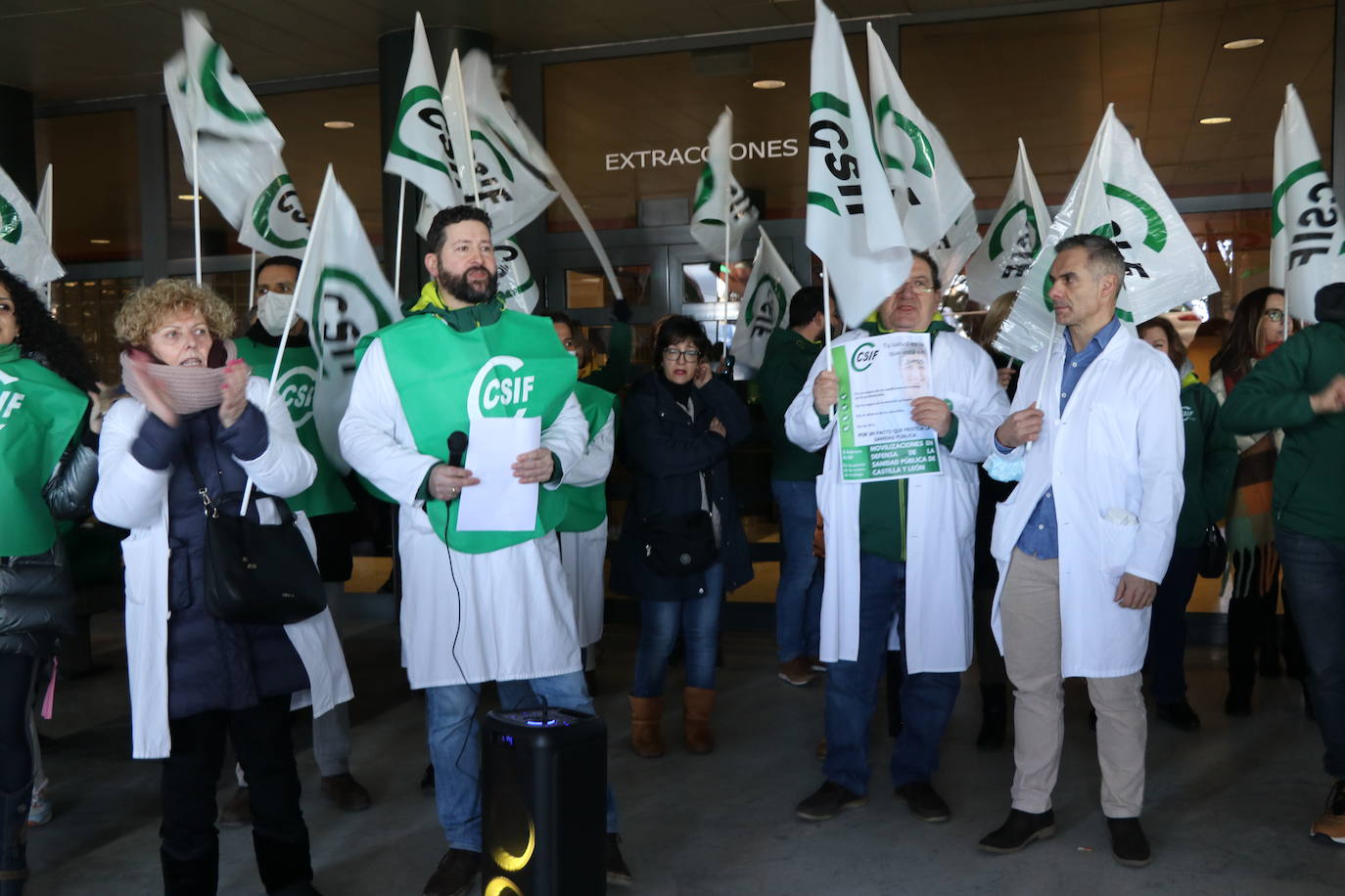 Los profesionales sanitarios se han concentrado en el Hospital de León para denunciar el caos sanitario de la comunidad.