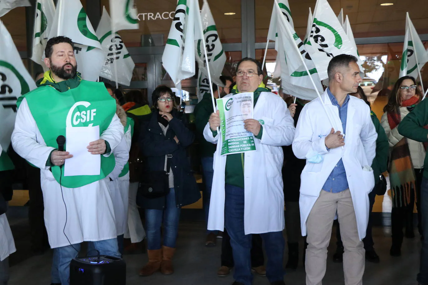 Los profesionales sanitarios se han concentrado en el Hospital de León para denunciar el caos sanitario de la comunidad.