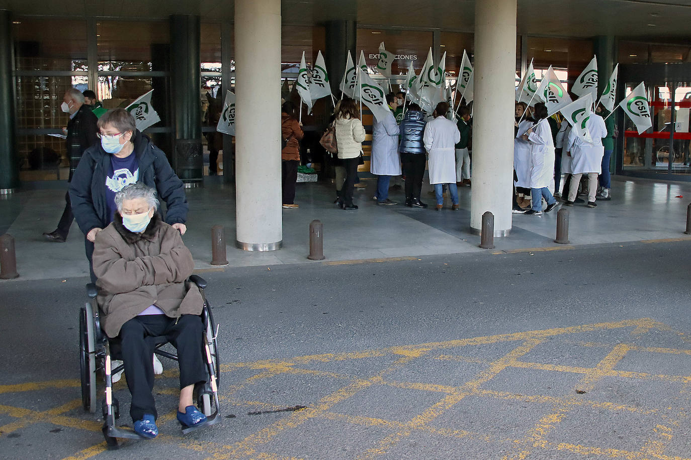 Los profesionales sanitarios se han concentrado en el Hospital de León para denunciar el caos sanitario de la comunidad.