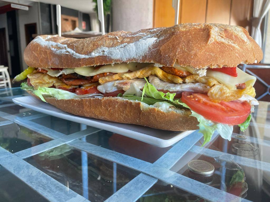 El bocadillo de 2,5 kilos del Hotel Río Cea.