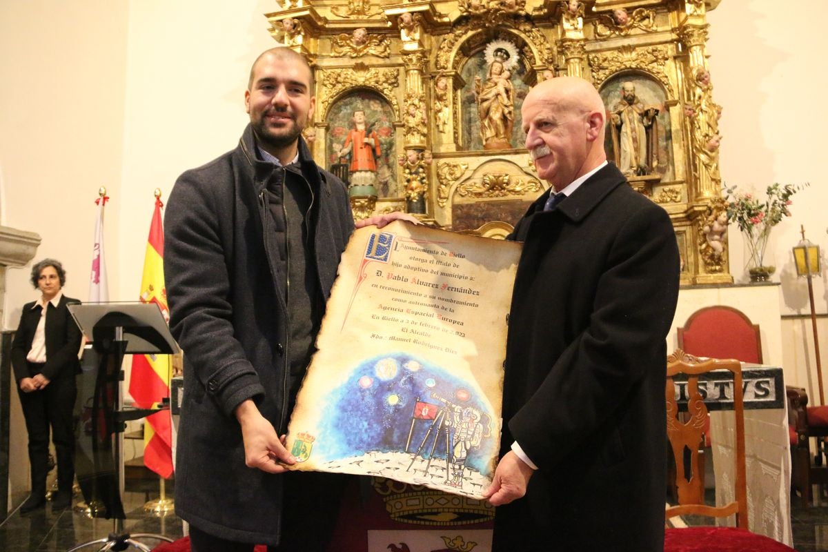 Pablo Álvarez ha recibido este viernes el reconocimiento como Hijo Adoptivo de la localidad de Riello de donde proceden sus padres y abuelos y dónde él ha pasado sus veranos.