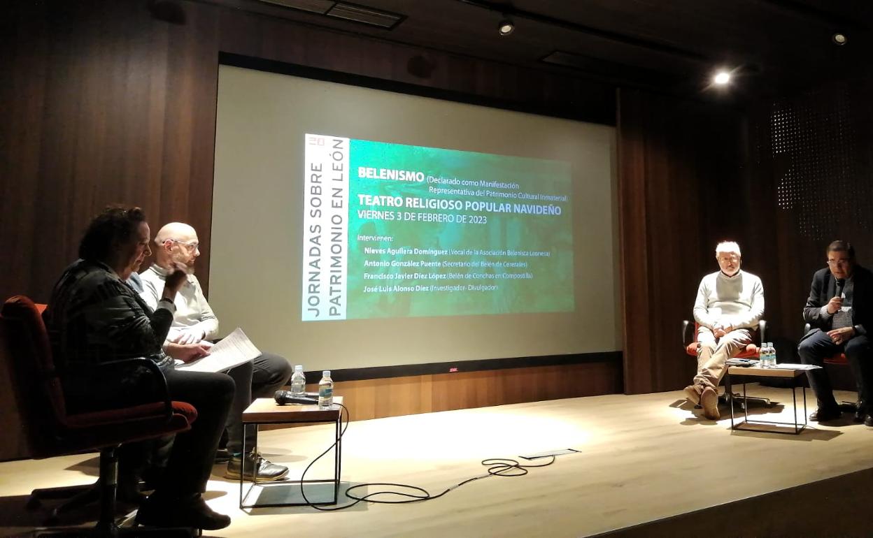 Segunda de las jornadas de patrimonio en León, organizadas por la Secretaría de Patrimonio del PSOE de León, dedicada en esta ocasión al belenismo y el teatro religioso popular navideño