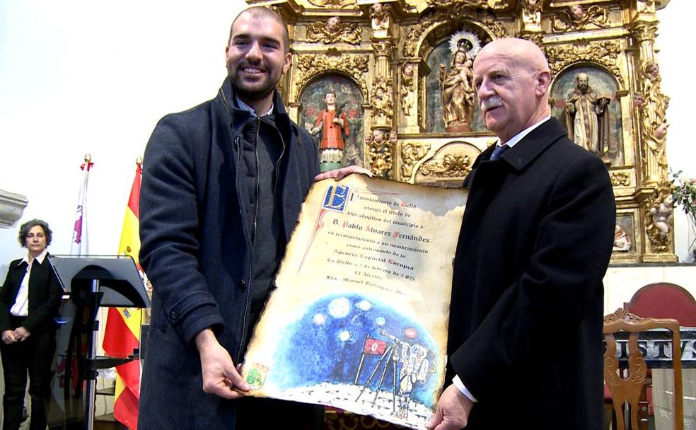 Manuel Rodríguez, alcalde de Riello, entrega al astronauta leonés, Pablo Álvarez, el diploma que lo acredita como Hijo Adoptivo del municipio. 