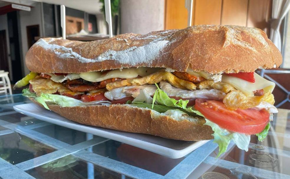 El bocadillo de 2,5 kilos del Hotel Río Cea.