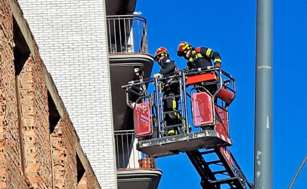 Galería. Efectivos de Bomberos León trabajando en la zona de desprendimientos. 