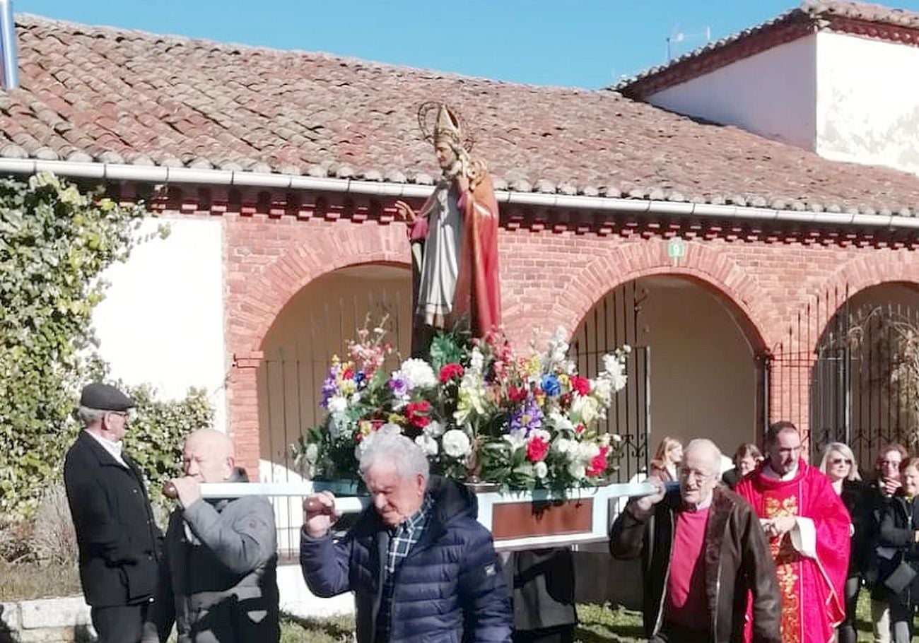 Por San Blas la cigüeña verás (y a San Blás también). Garrafe de Torío, entre otras localidades de la provincia, procesiona a San Blás en una jornada por el efecto del refranero.