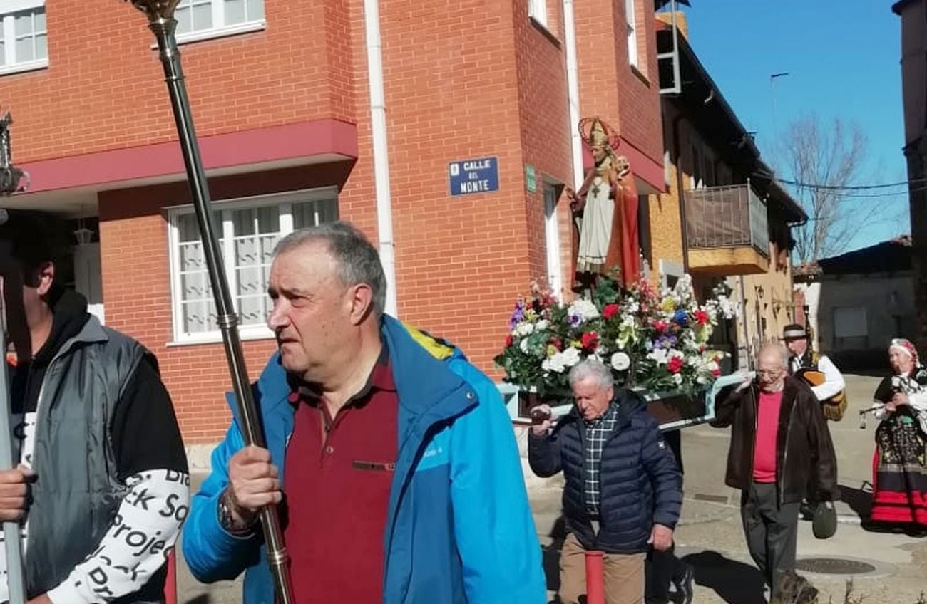 Por San Blas la cigüeña verás (y a San Blás también). Garrafe de Torío, entre otras localidades de la provincia, procesiona a San Blás en una jornada por el efecto del refranero.