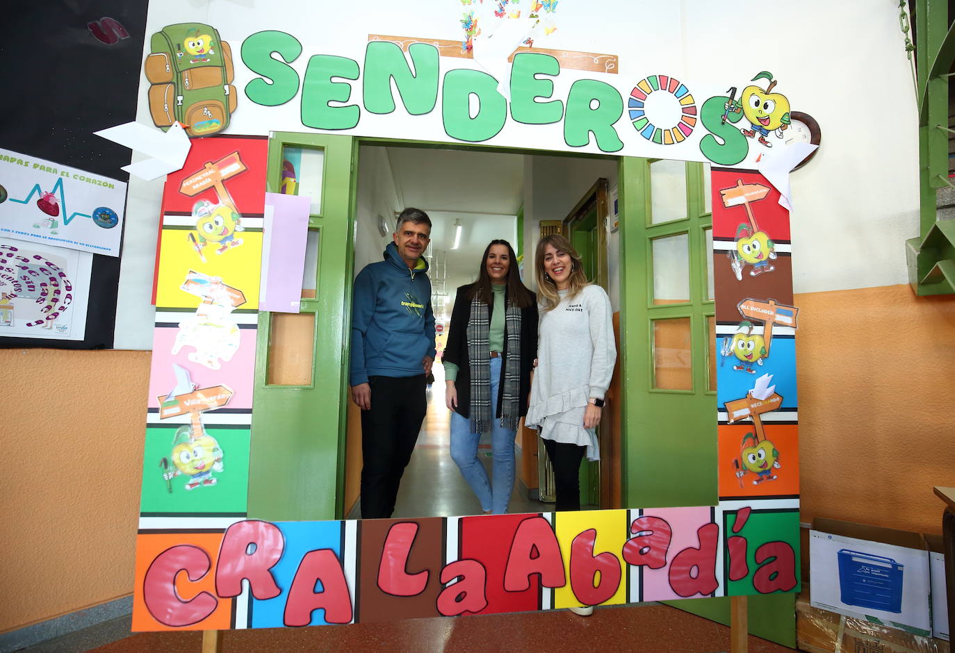 Los profesores Beatriz Carrero (I), Paco López, e Isabel Núñez (D), responsables del proyecto 'Senderos' del CRA La Abadía de Carracedelo.