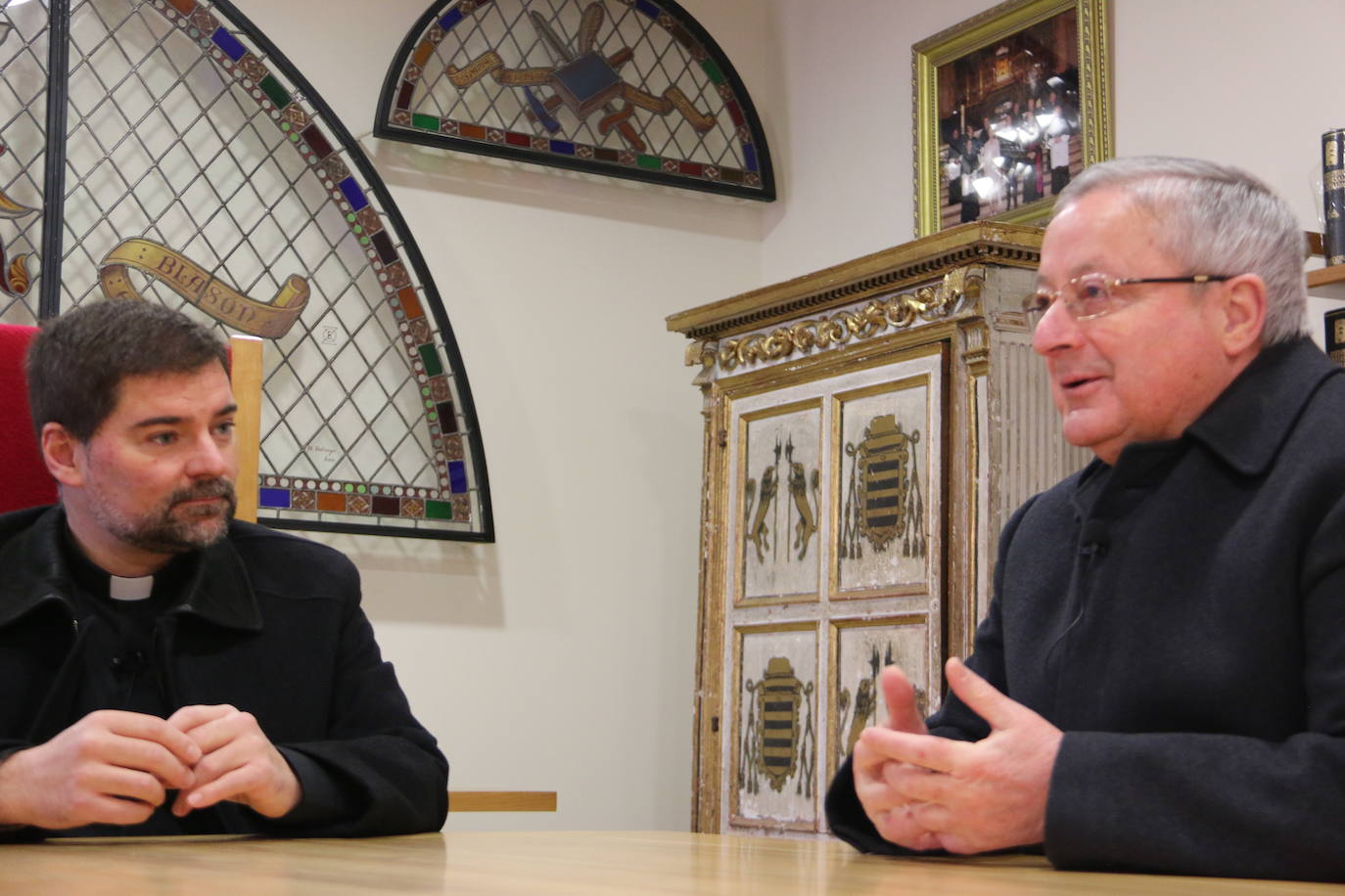 Francisco Rodríguez Llamazares y Luis García Gutiérrez en una de las salas de reuniones que tiene la basílica de San Isidoro.