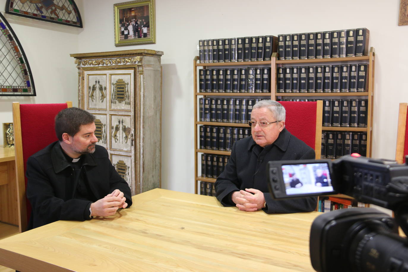 Francisco Rodríguez Llamazares y Luis García Gutiérrez en una de las salas de reuniones que tiene la basílica de San Isidoro.