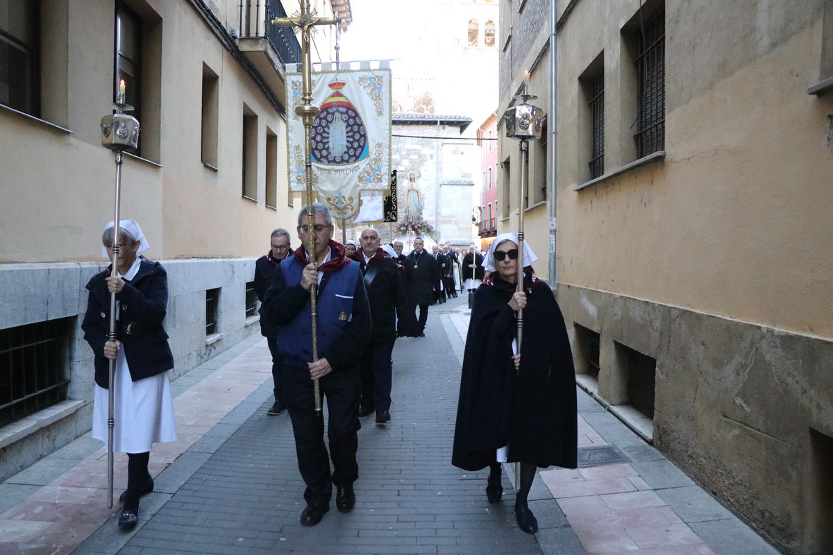 La tradicional procesión de las antorchas vuelve a alumbrar el cielo leonés para pedir salud para los enfermos.