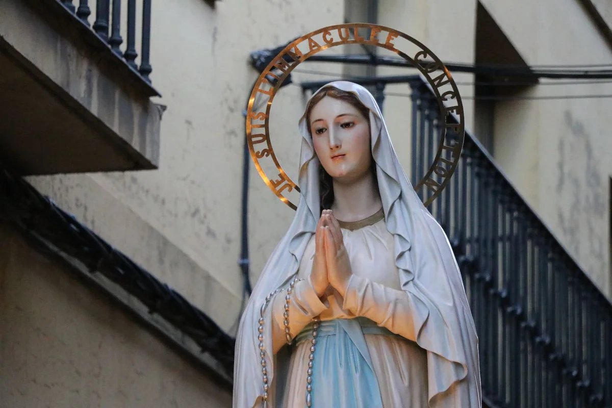 La tradicional procesión de las antorchas vuelve a alumbrar el cielo leonés para pedir salud para los enfermos.