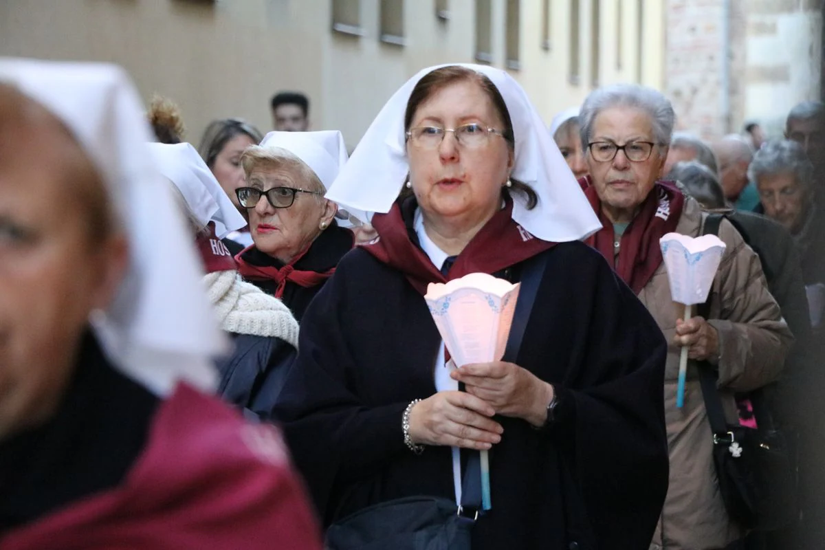 La tradicional procesión de las antorchas vuelve a alumbrar el cielo leonés para pedir salud para los enfermos.