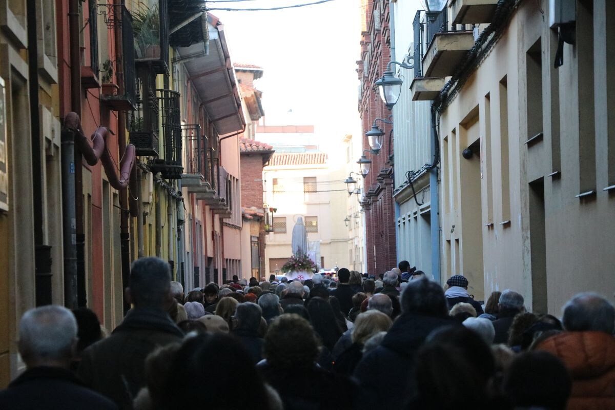 La tradicional procesión de las antorchas vuelve a alumbrar el cielo leonés para pedir salud para los enfermos.