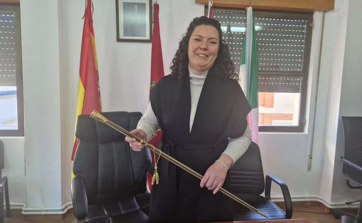 Irene González, nueva alcaldesa de Cacabelos, posa sosteniendo el bastón de mando.