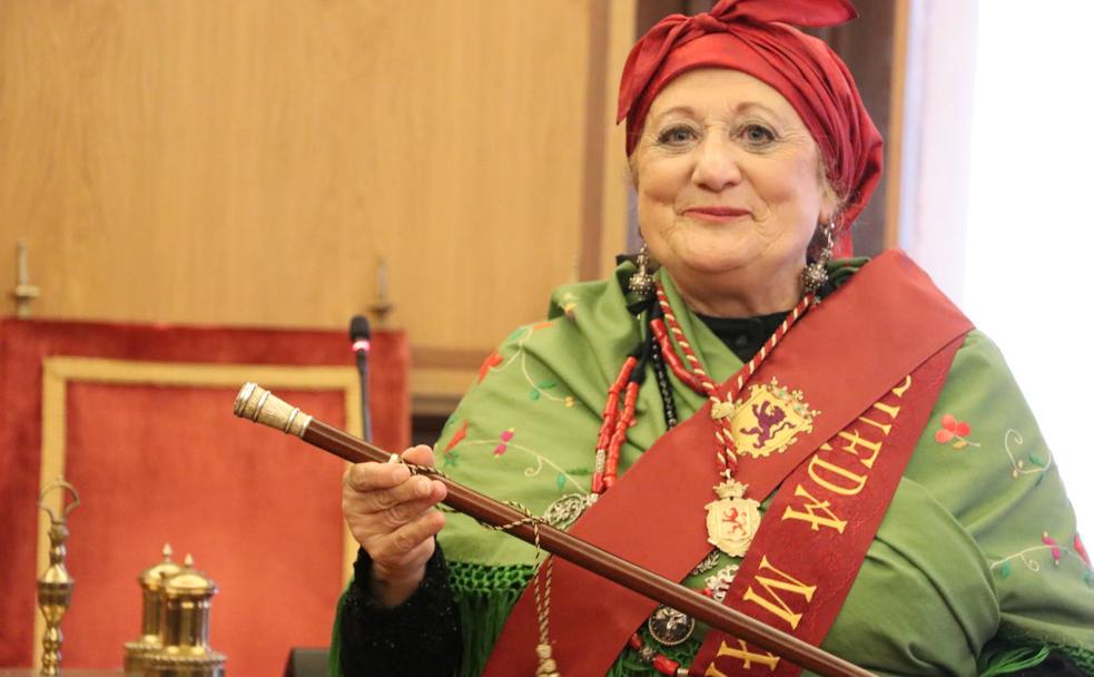 La Águeda Mayor, Yolanda Tascón, recibe el bastón de mando de las manos de José Antonio Diez.