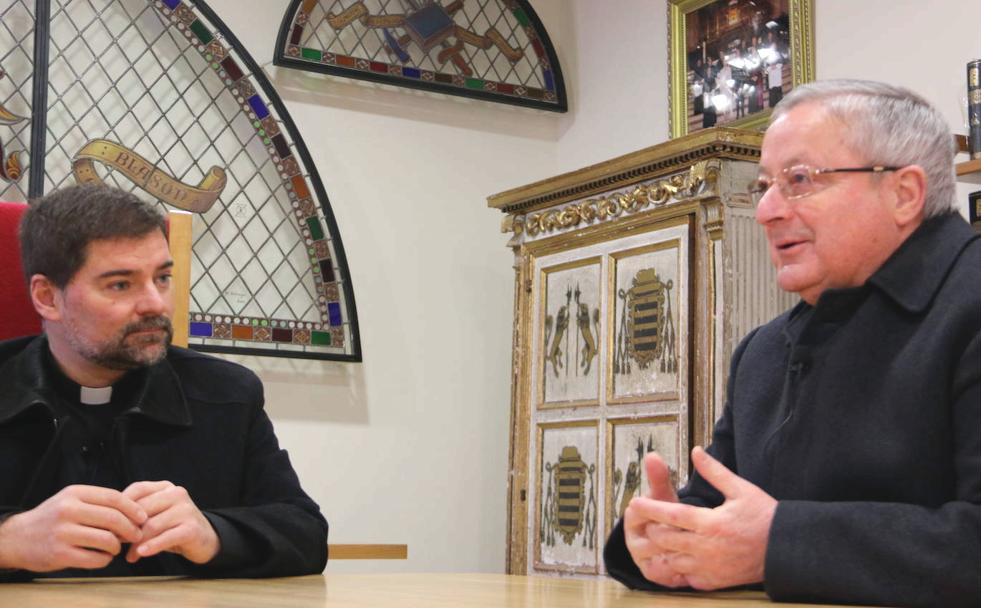 Francisco Rodríguez Llamazares y Luis García Gutiérrez en una de las salas de reuniones que tiene la basílica de San Isidoro.