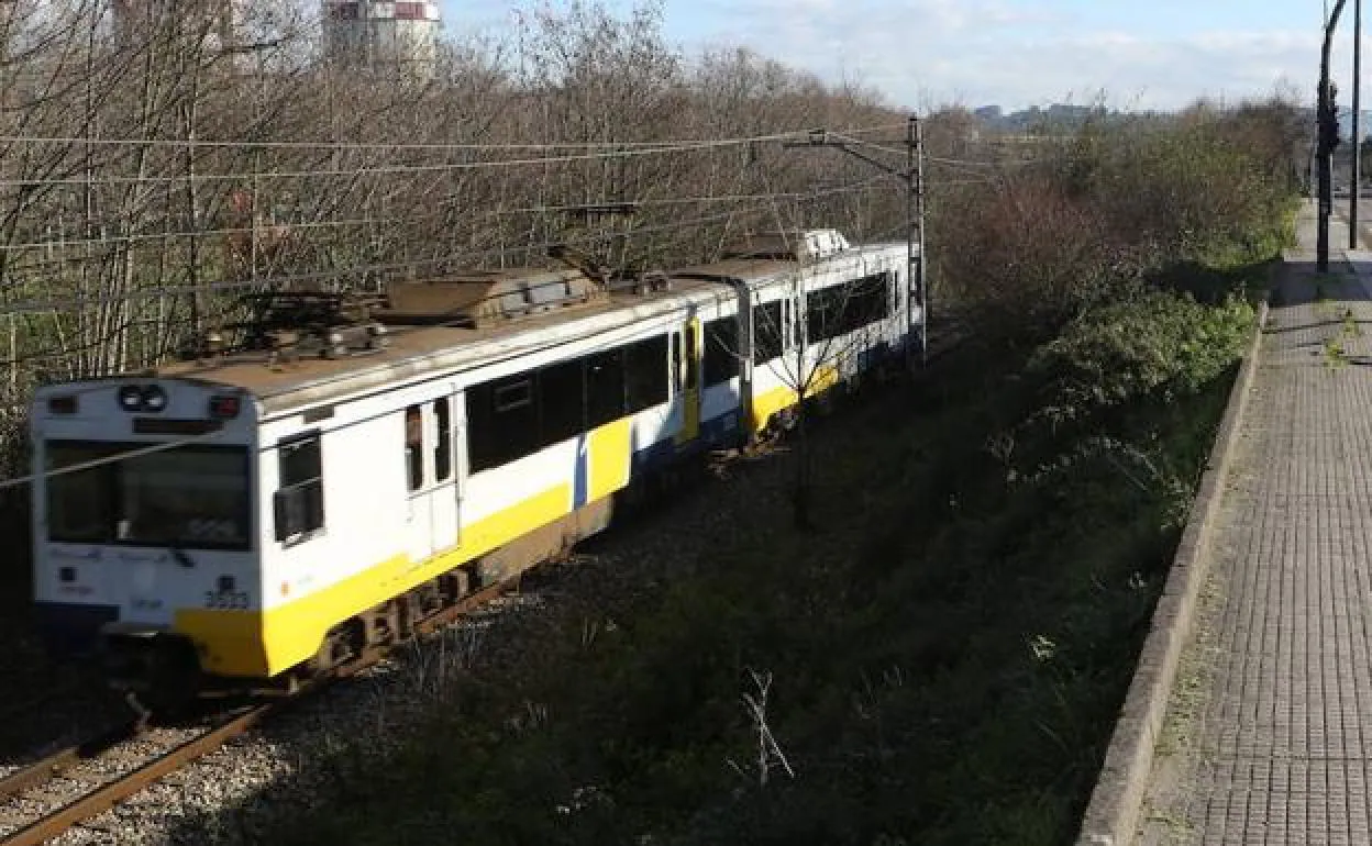 Un tren de Feve a su paso por la avenida de Gijón, en Avilés.