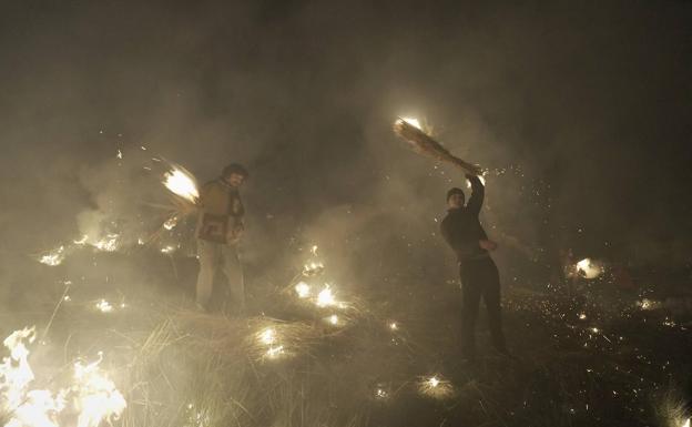 Imagen principal - Las antorchas de paja seca protagonizan un hipnótico baile para despedir el tramo más duro del año y dar la bienvenida a un nuevo ciclo de vida.