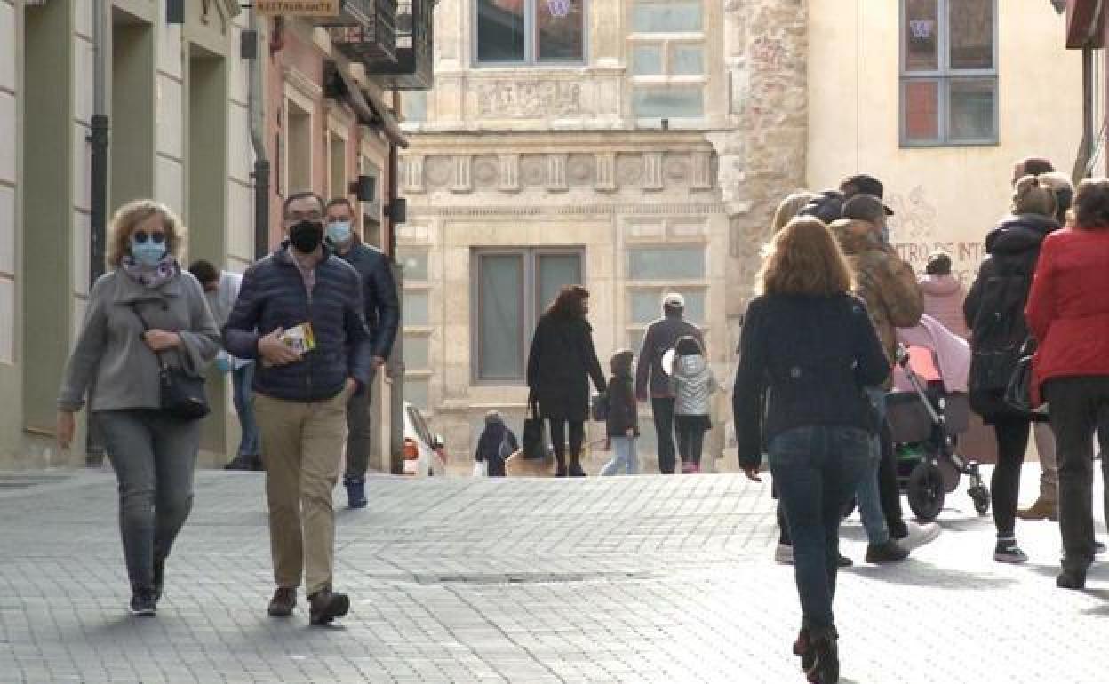 Gente caminando por León.