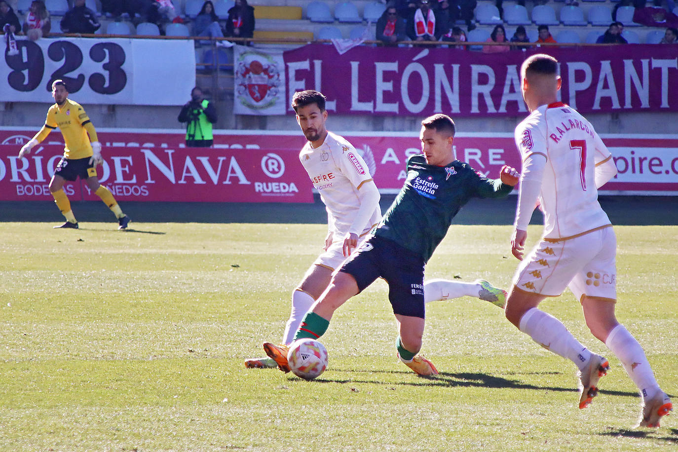 Ambos equipos tuvieron escasas ocasiones y acabaron firmando el empate sin goles.