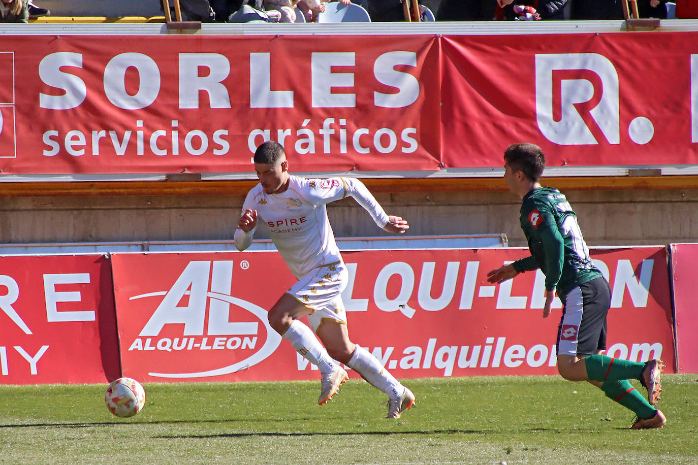 Ambos equipos tuvieron escasas ocasiones y acabaron firmando el empate sin goles.