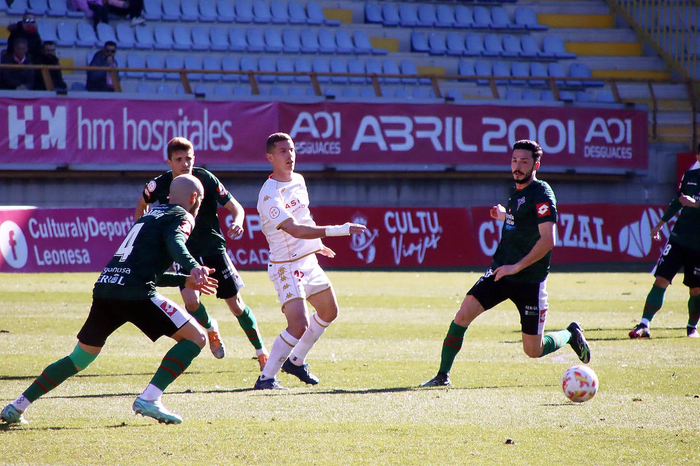 Ambos equipos tuvieron escasas ocasiones y acabaron firmando el empate sin goles.