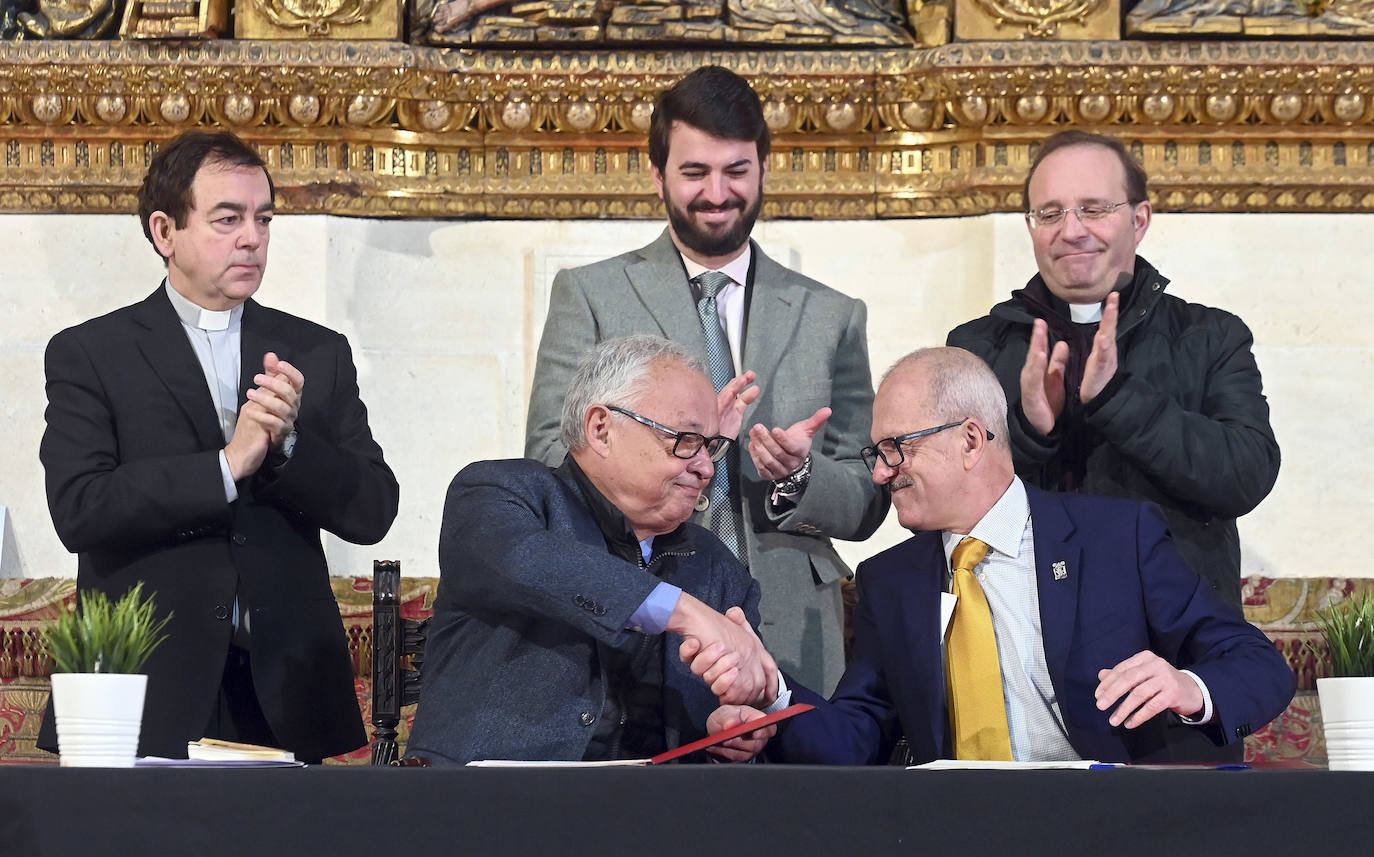 El vicepresidente de la Junta de Castilla y León, Juan García-Gallardo, acompañado por el consejero de Cultura y Turismo, Gonzalos Santonja, presenta el Plan Director del Camino de Santiago Francés