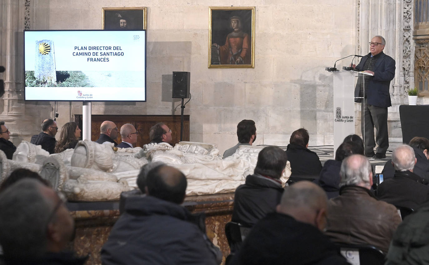 El vicepresidente de la Junta de Castilla y León, Juan García-Gallardo, acompañado por el consejero de Cultura y Turismo, Gonzalos Santonja, presenta el Plan Director del Camino de Santiago Francés