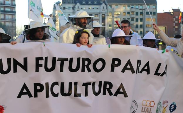 Tres centenares de personas se han manifestado por la apicultura en León. 