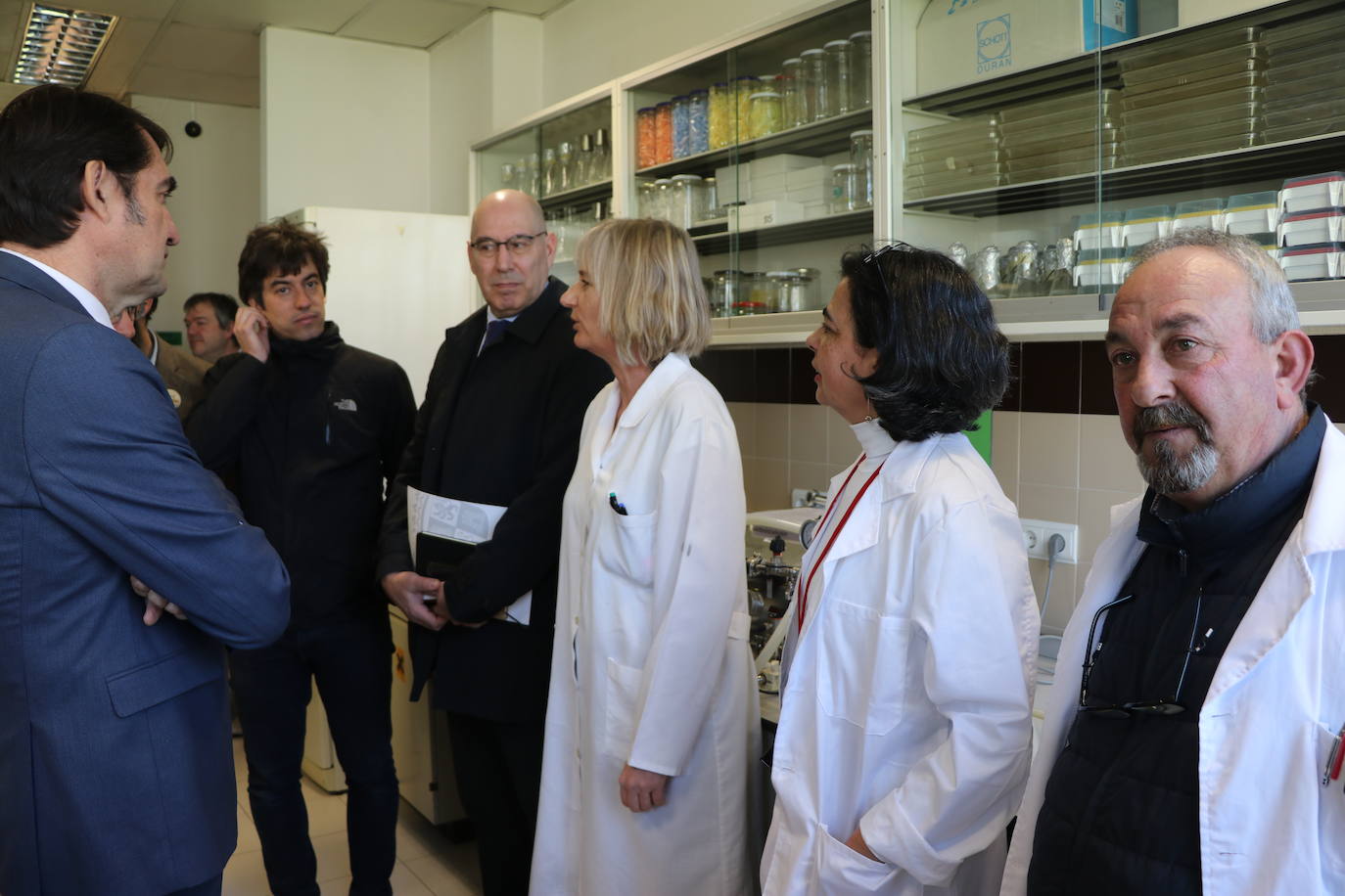 El consejero anuncia la inversión para que el instituto retome su actividad biotecnológica de investigación.