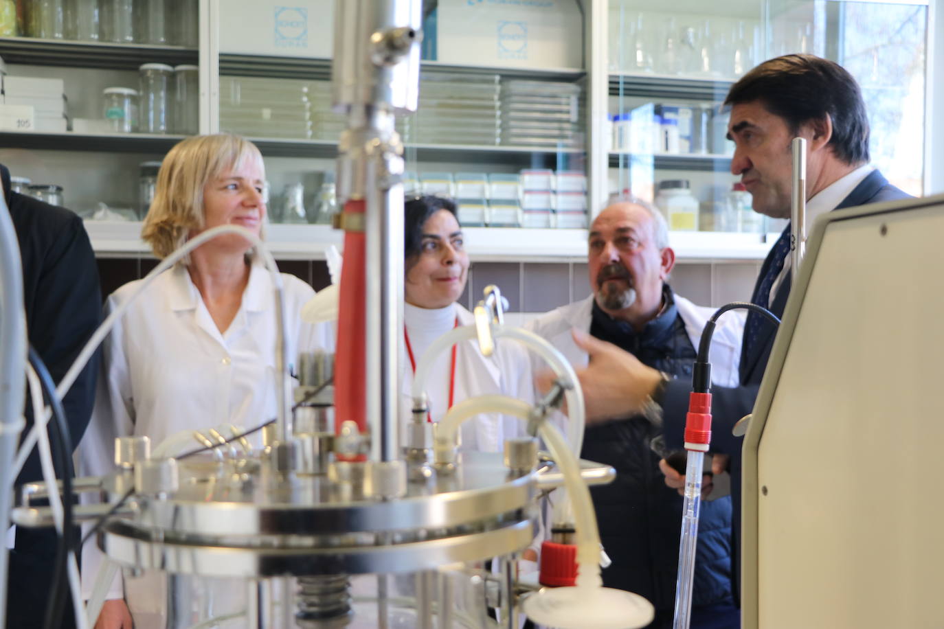 El consejero anuncia la inversión para que el instituto retome su actividad biotecnológica de investigación.