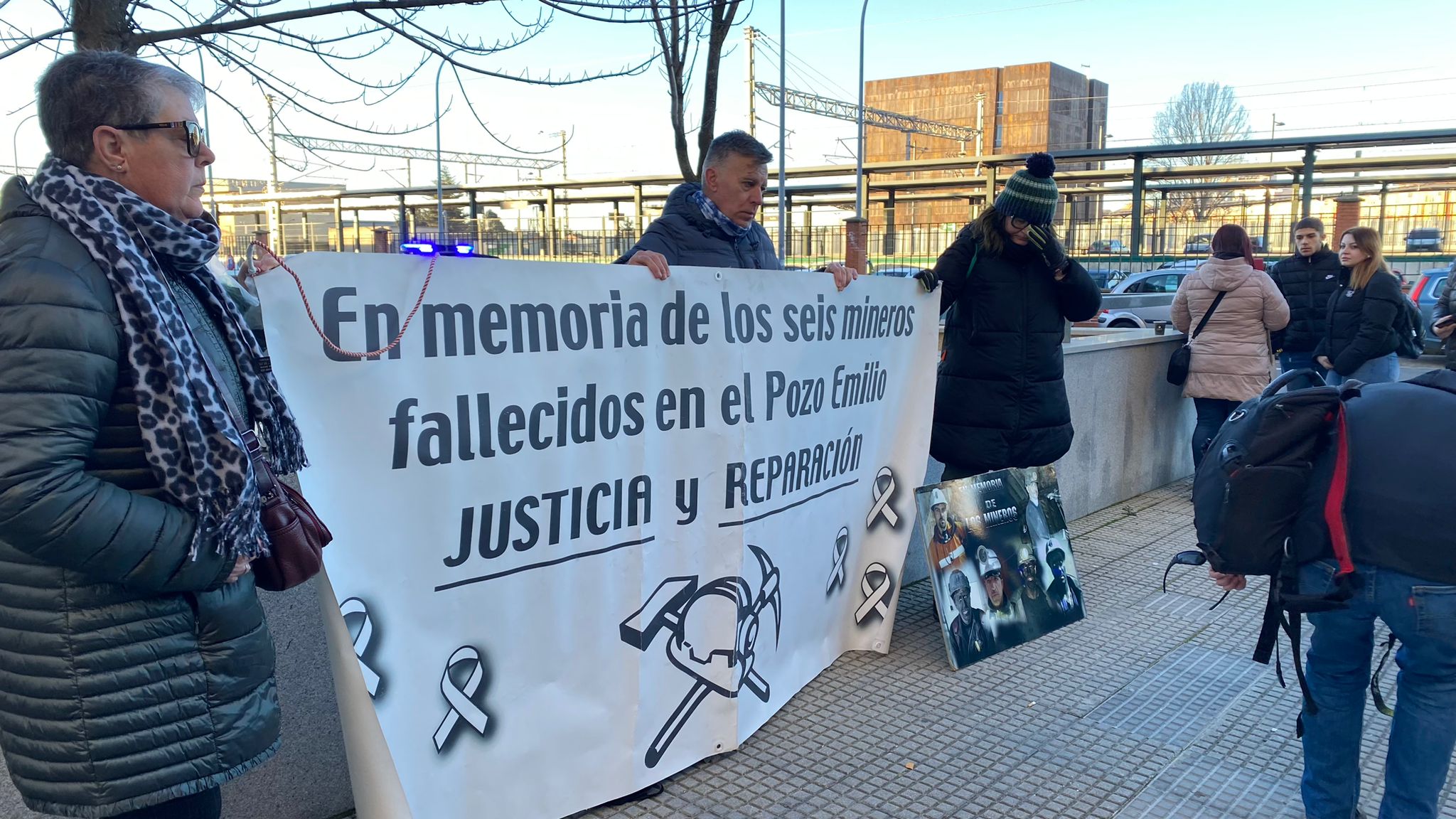 Rosas rojas, las fotos de los seis mineros fallecidos en aquel accidente ocurrido casi una década atrás, doro entremezclado con rabia, lágrimas y un sentimiento de angustia del que hoy es imposible separarse. Las familias de los 'seis de Tabliza' (José Antonio Blanco, Manuel Antonio Moure, Orlando González, Juan Carlos Pérez, José Luis Arias y Roberto Álvarez) han visto hoy como su particular calvario ha llegado a juicio.