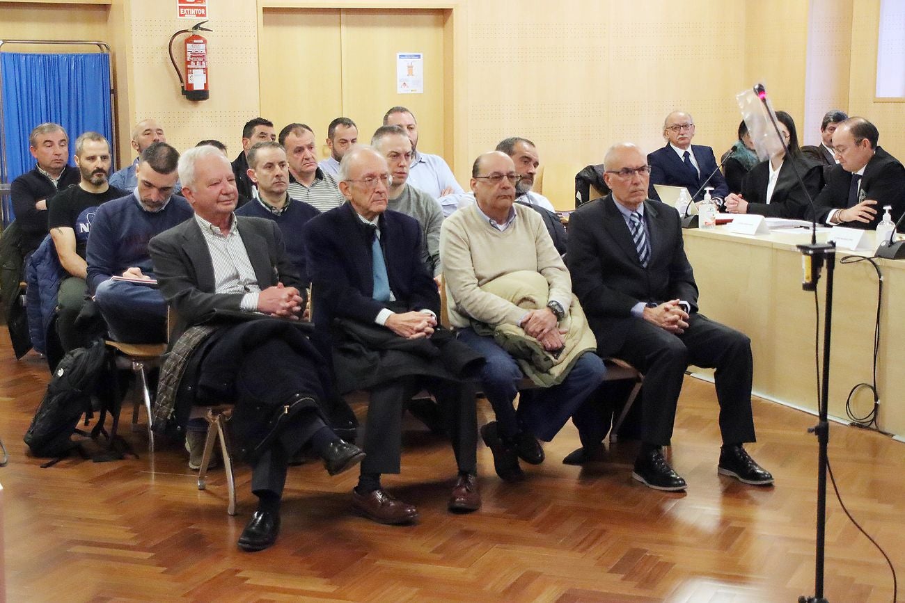 Rosas rojas, las fotos de los seis mineros fallecidos en aquel accidente ocurrido casi una década atrás, doro entremezclado con rabia, lágrimas y un sentimiento de angustia del que hoy es imposible separarse. Las familias de los 'seis de Tabliza' (José Antonio Blanco, Manuel Antonio Moure, Orlando González, Juan Carlos Pérez, José Luis Arias y Roberto Álvarez) han visto hoy como su particular calvario ha llegado a juicio.