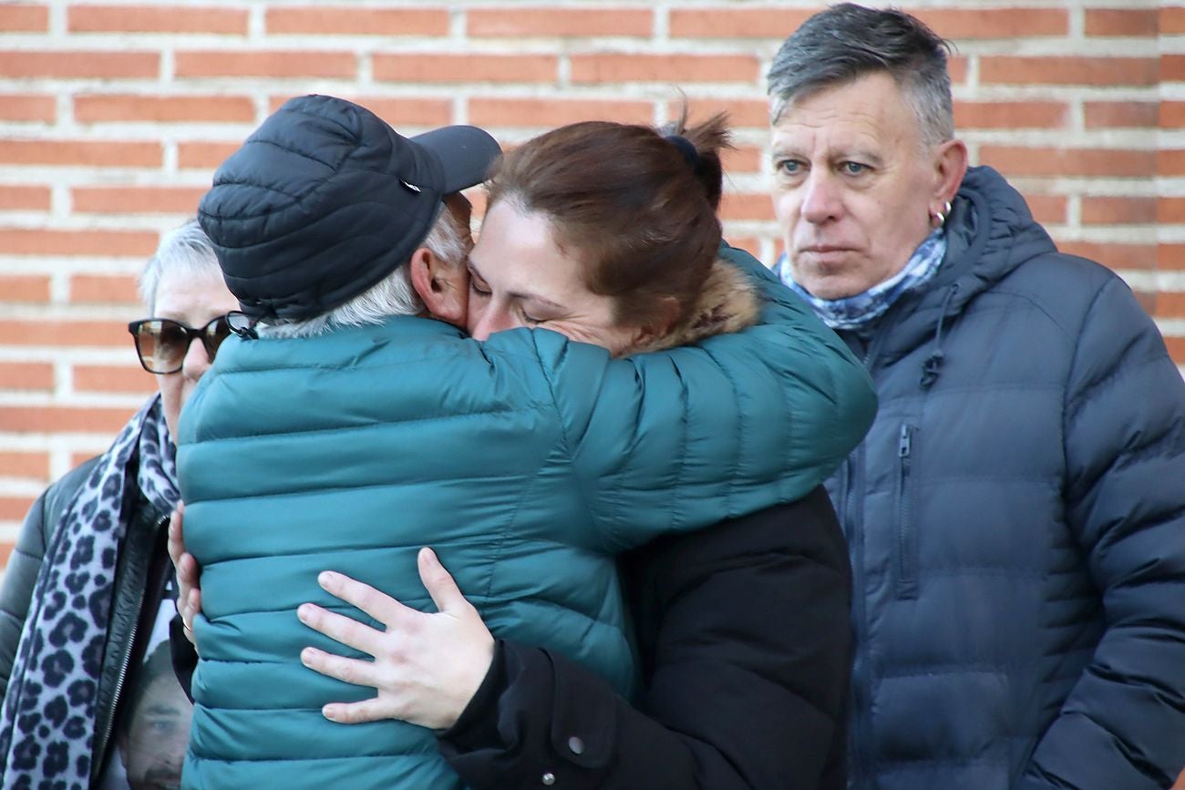 Rosas rojas, las fotos de los seis mineros fallecidos en aquel accidente ocurrido casi una década atrás, doro entremezclado con rabia, lágrimas y un sentimiento de angustia del que hoy es imposible separarse. Las familias de los 'seis de Tabliza' (José Antonio Blanco, Manuel Antonio Moure, Orlando González, Juan Carlos Pérez, José Luis Arias y Roberto Álvarez) han visto hoy como su particular calvario ha llegado a juicio.