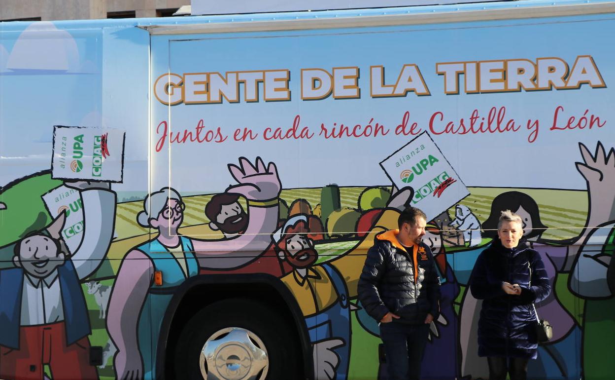 Presentación del autobús de campaña de la alianza UPA-COAG.