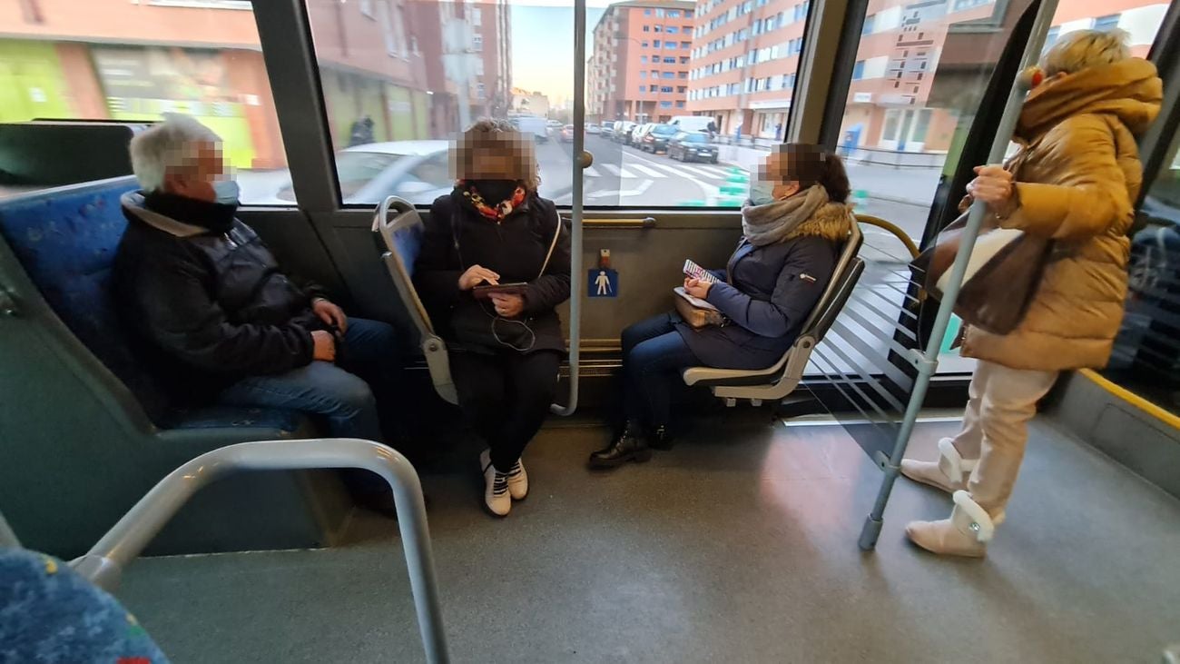 Lo usuarios del autobús urbano en León capital continúan utilizando mayoritariamente la mascarilla en sus desplazamientos en la primera jornada sin la obligación de su uso. «Ya estamos acostumbrados y es lo mejor para todos», es el argumento. «Cuando llegue el calor, ya veremos», asegura uno de los viajeros. 