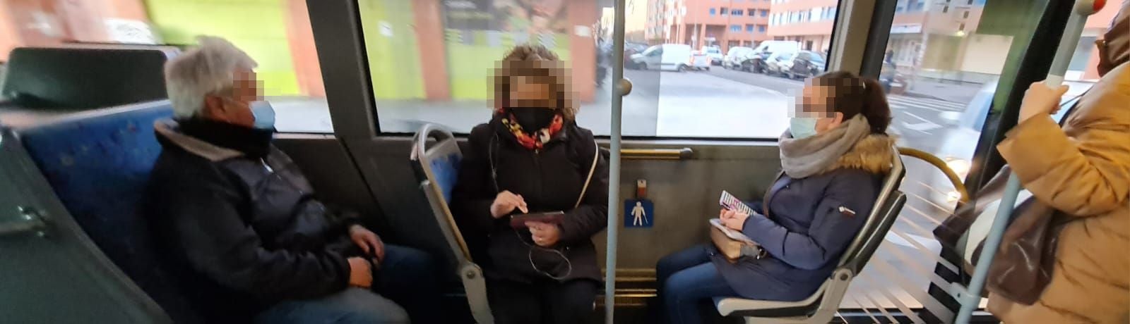 Lo usuarios del autobús urbano en León capital continúan utilizando mayoritariamente la mascarilla en sus desplazamientos en la primera jornada sin la obligación de su uso. «Ya estamos acostumbrados y es lo mejor para todos», es el argumento. «Cuando llegue el calor, ya veremos», asegura uno de los viajeros. 