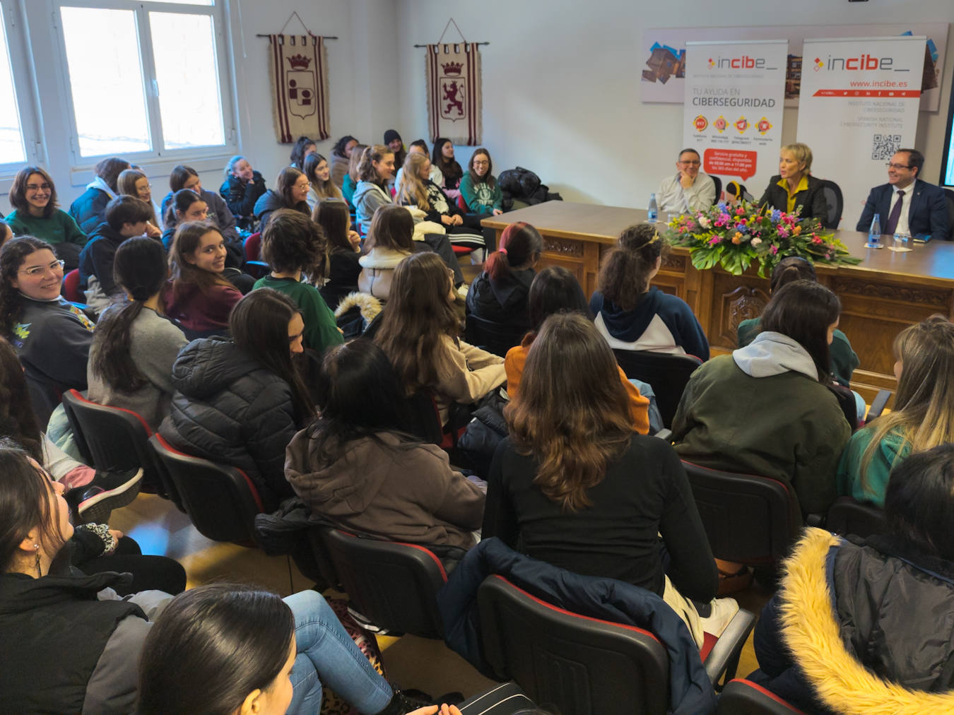 La Secretaria de Estado de Digitalización e Inteligencia Digital mantiene un encuentro con alumnas del centro de bachillerato científico-tecnológico, del último curso de ESO y de ciclos formativos