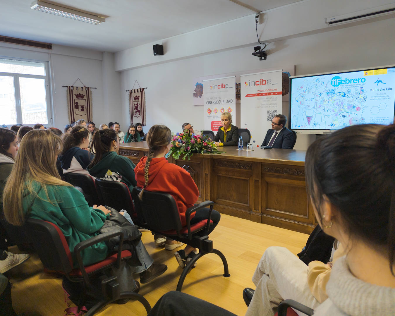 La Secretaria de Estado de Digitalización e Inteligencia Digital mantiene un encuentro con alumnas del centro de bachillerato científico-tecnológico, del último curso de ESO y de ciclos formativos