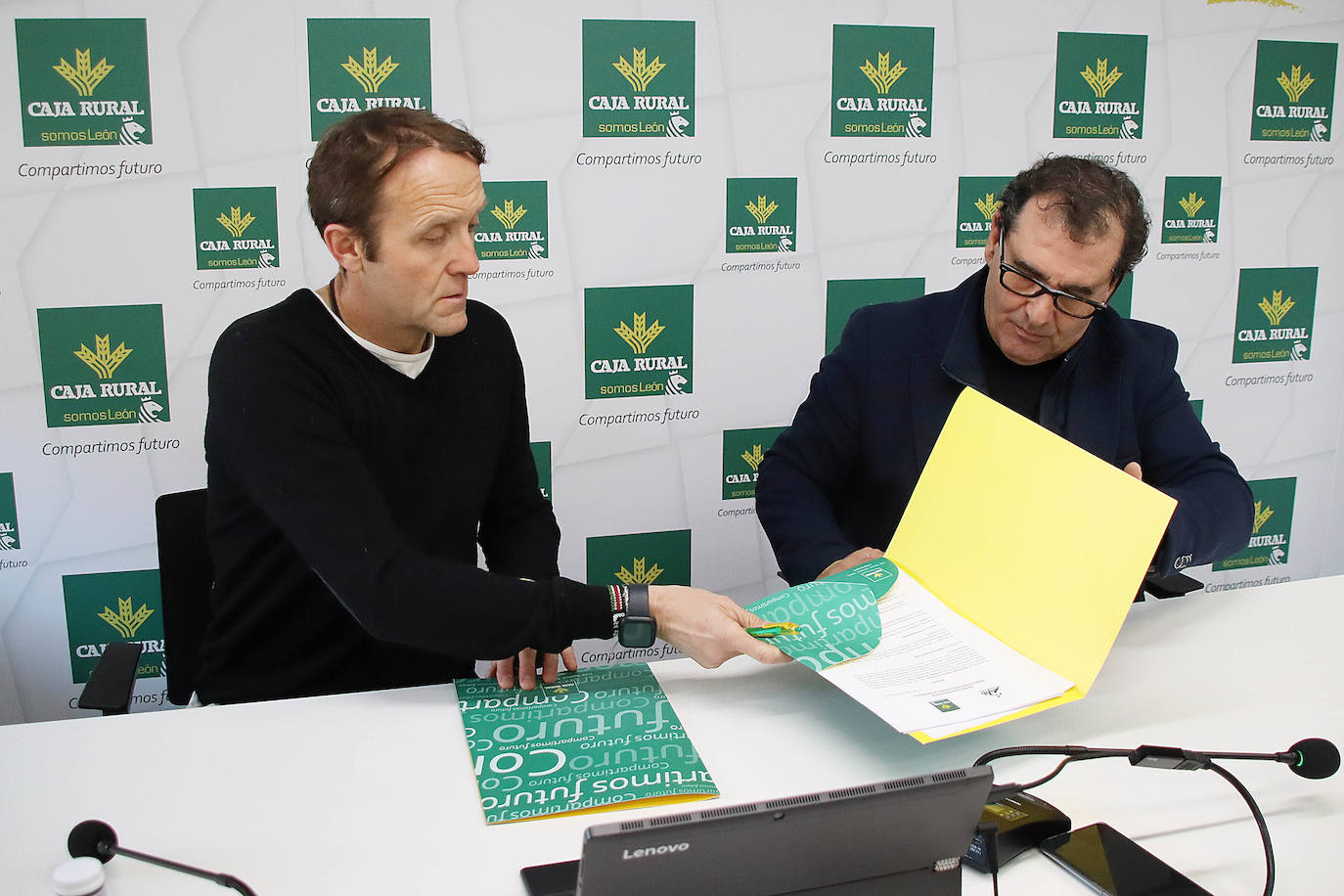 Firma de un convenio de colaboración entre Caja Rural y el Club Atletismo Sprint León