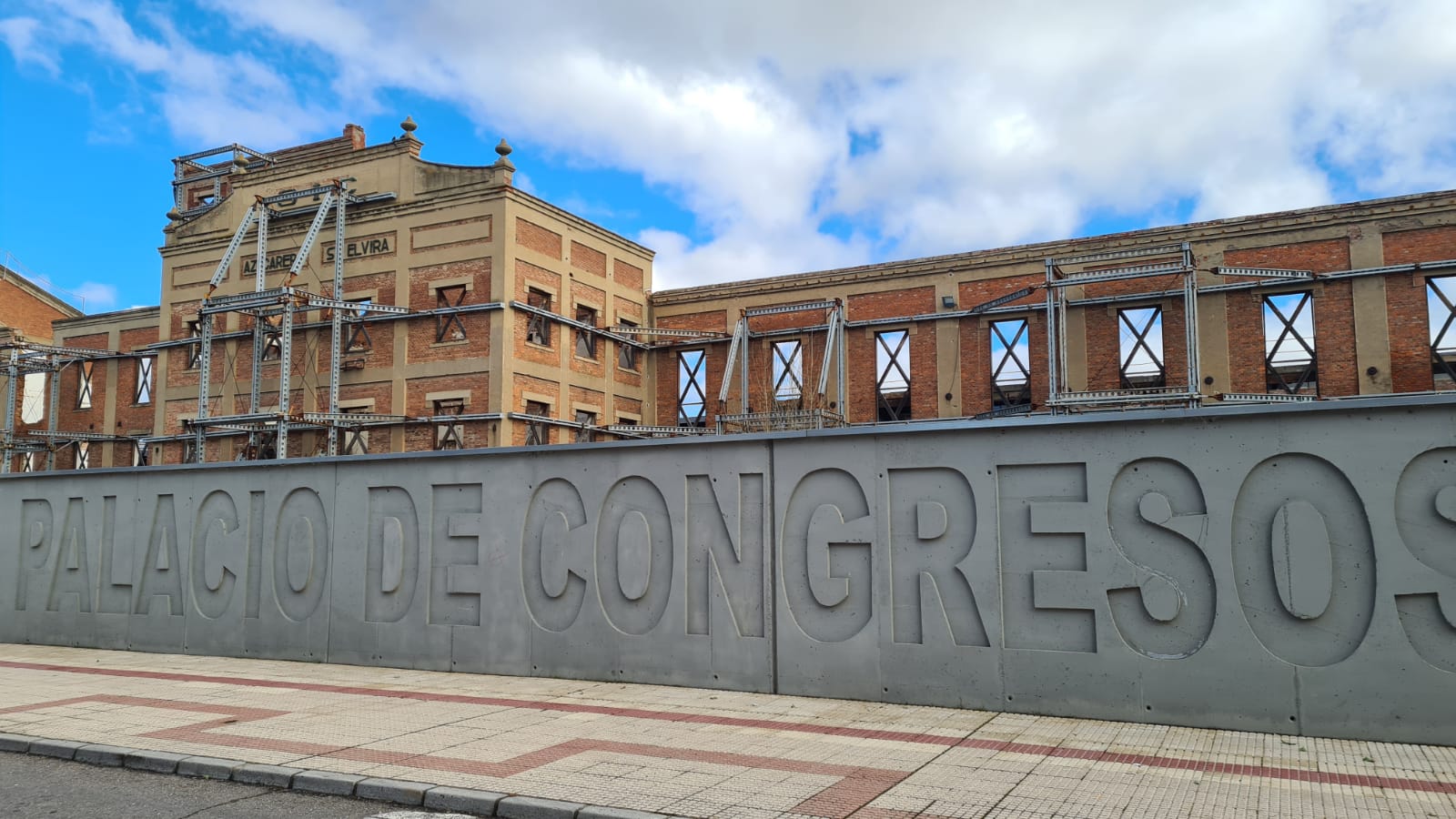 La apertura del proceso de adjudicación de la envolvente del edificio de la azucarera sigue sin fecha tras un año de retraso en el anuncio municipal.