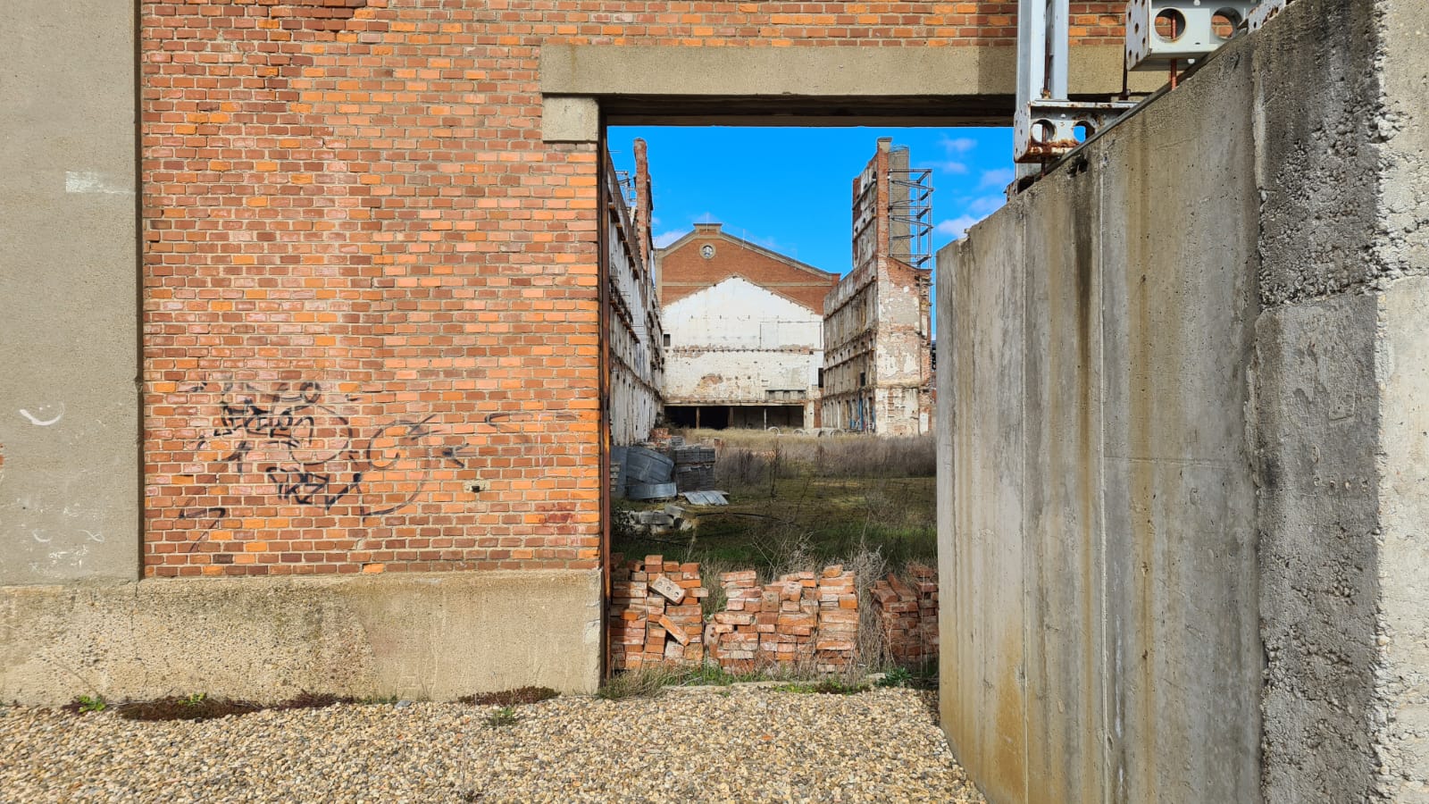 La apertura del proceso de adjudicación de la envolvente del edificio de la azucarera sigue sin fecha tras un año de retraso en el anuncio municipal.