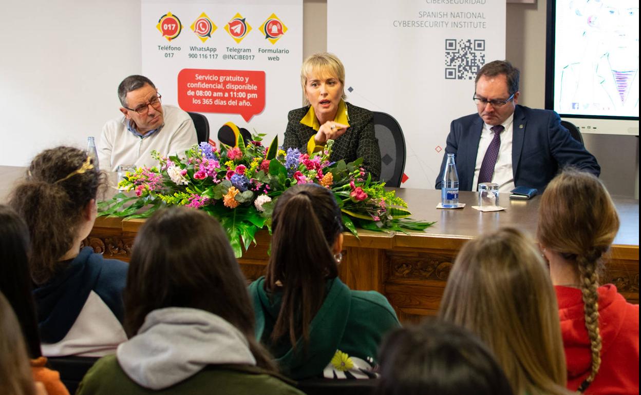 Carme Artigues compartió unos minutos con las alumnas de este centro.
