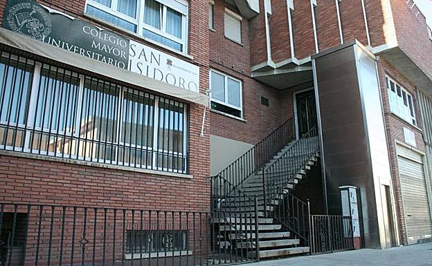 Imagen de la fachada principal del Colegio Mayor San Isidoro, donde se han realizado las denuncias. 