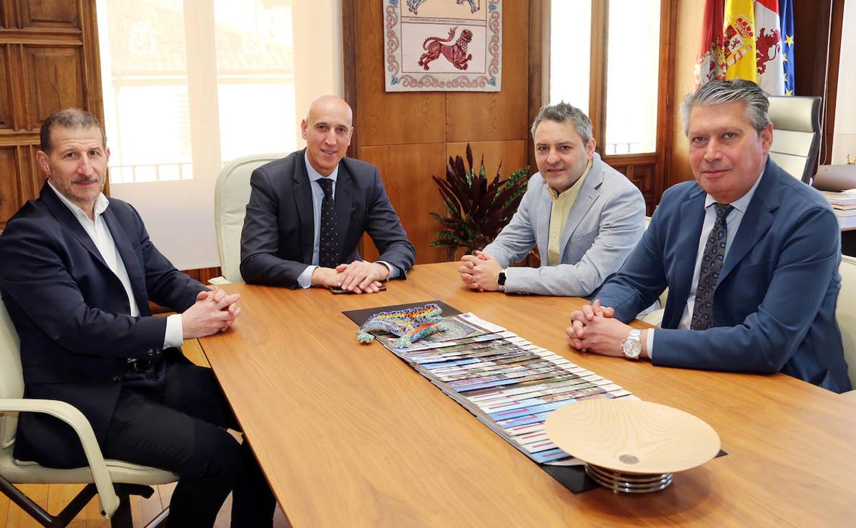 Reunión del Ayuntamiento y el CEL. 