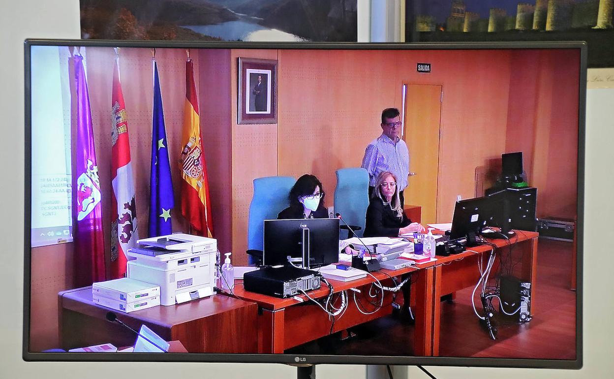 Imagen de la pantalla de televisión por la que los medios de comunicación siguen el juicio. 