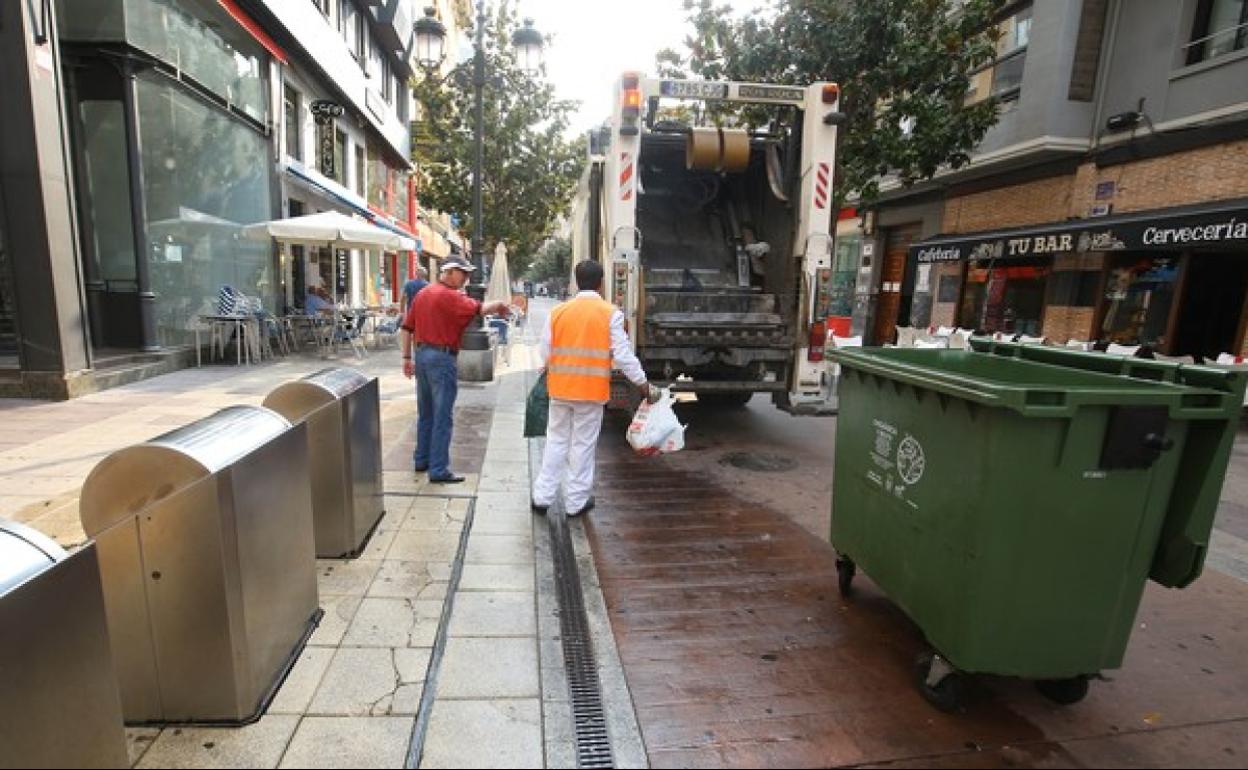 Recogida de basuras en las calles del centro de Ponferrada.