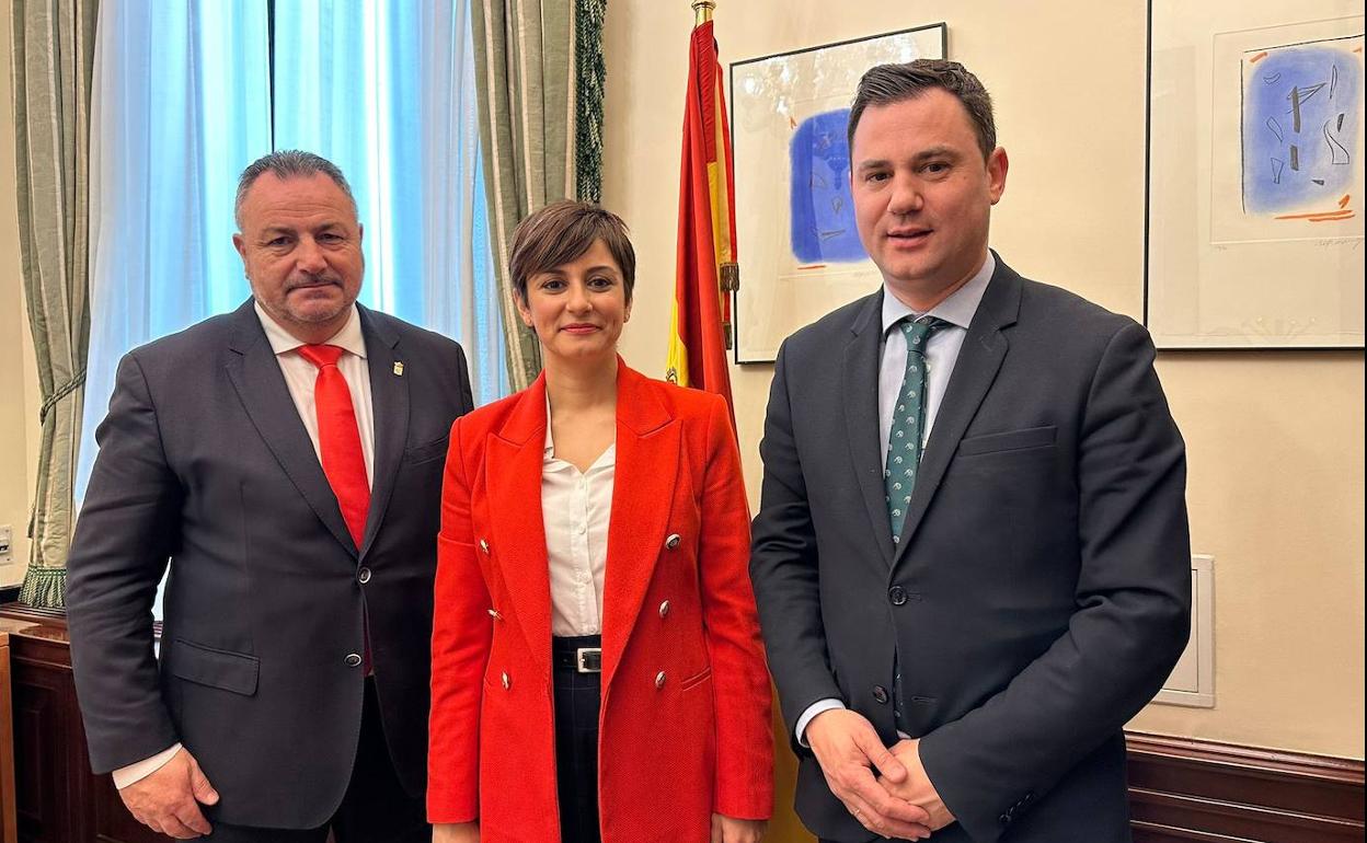 El presidente de la Diputación, junto a la ministra Isabel Rodríguez y el diputado Javier Alfonso Cendón.