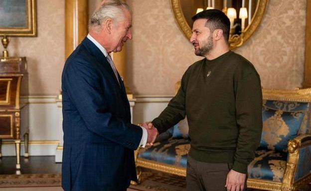 El rey Carlos III estrecha la mano a Volodímir Zelenski a su llegada este miércoles al Palacio de Buckingham.